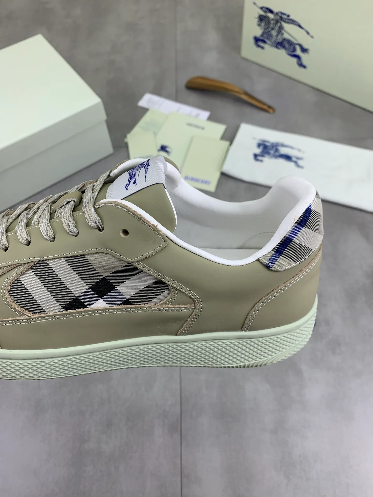 Factory price P640 [BURBERRY] Burberry - High-end quality original order - Upper: imported 🔝 original material - Inner lining: cowhide lining, feet; water-dyed cowhide - Outsole: ultra-light TPR rubber; two-color molded outsole - Super high quality control · Fine workmanship: highlighted (high-end, extravagance, grade) -Size: 39-45 (Male 38 46 can be customized) · Color: Multi-color optional